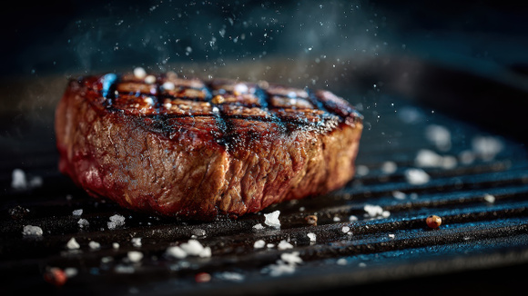 Um punhado de sal grosso na grelha pode mudar seu churrasco: o TudoGostoso explica o motivo