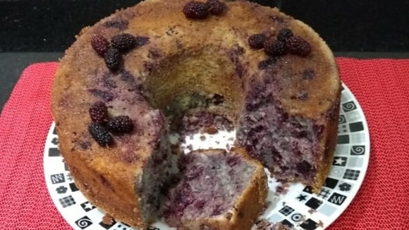 Aprenda a fazer um bolo fofinho de amora para o seu lanche da tarde (Créditos: TudoGostoso)