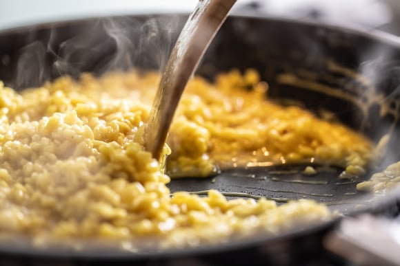 Sempre que tenho arroz dormido em casa, faço essa receita cremosa de uma panela só que minha família devora