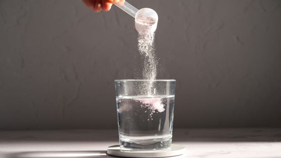 A água é um dos líquidos mais usados no shake de proteína, mas nem sempre rende uma bebida cremosa e saborosa (Créditos: Shuttersock)