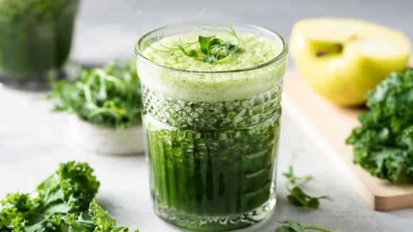 Suco detox verde feito com abacaxi, couve, limão, gengibre e hortelã (Créditos: Shutterstock)