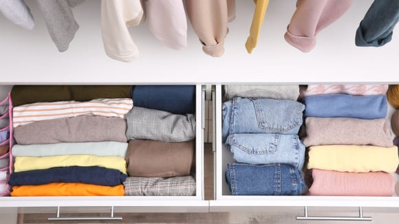 Técnica da dobra vertical ajuda a economizar espaço na gaveta e facilita a visualização das peças guardadas (Créditos: Shutterstock)
