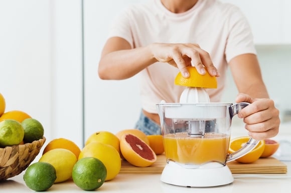 Esse espremedor de frutas portátil e recarregável está por menos da metade do preço e garante suco fresquinho em qualquer lugar