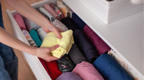 Marie Kondo, especialista internacional em organização pessoal, revela o método de dobra vertical que evita o amassamento e dobra o espaço útil das gavetas