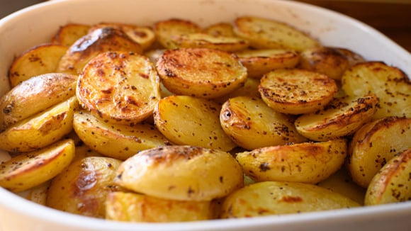 Batatas assadas de forma rústica com temperos naturais que trazem a Grécia para a sua mesa. (Foto: Shutterstock)