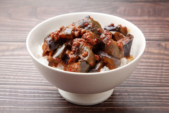 Faço essa receita de berinjela agridoce toda semana na minha casa e até as crianças adoram!