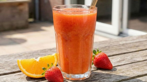 Suco de laranja com morango supergostoso e cheio de vitaminas (Créditos: Gerado por IA)