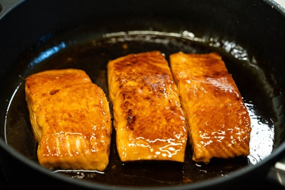 Loli Domínguez, cozinheira: "O salmão mais fácil e saboroso não é assado no forno; basta adicionar 1 dente de alho, 250 ml de suco de laranja e pimenta."