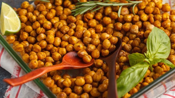 Snack de grão-de-bico fica crocante por mais tempo se for guardado em pote hermético (Créditos: Shutterstock)