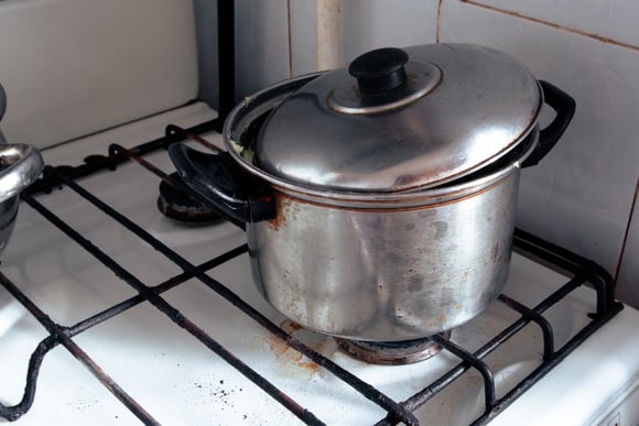 Faça a limpeza das panelas de alumínio com a pasta de dente e deixe-as brilhando! (Crédito: Shutterstock)