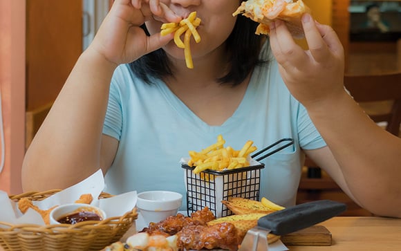 Os perigos de comer rápido demais são maiores do que você imagina