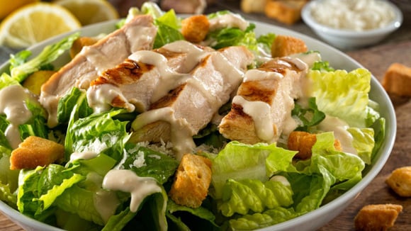 Sua ceia de Natal merece essa salada caesar como acompanhamento. (Créditos: TudoGostoso)