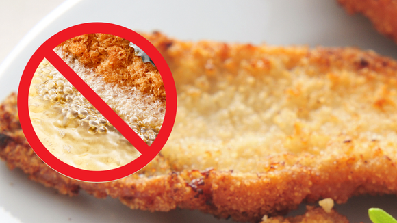 Frango à milanesa SEM FRITURA crocante e suculento na airfryer: detalhe no modo de preparo faz a diferença