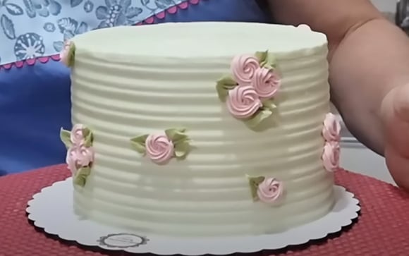 Ganache de chantilly cremoso simples: aprenda como fazer essa cobertura deliciosa, não derrete e dá certo até com batedeira de mão!