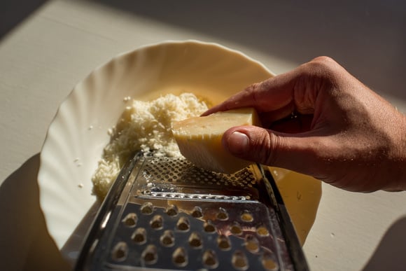Aprenda como ralar queijo mole com um truque simples e SUPERFÁCIL!