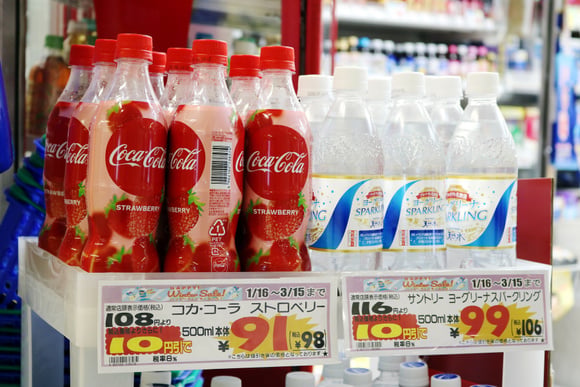 A Coca-Cola de morango exala um aroma da fruta assim que abre a garrafa (Créditos: Shutterstock/Ned Snowman)