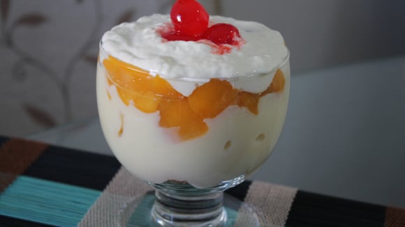 Para quem quer sair das receitas com chocolate, o pavê com fruta é perfeito! (Créditos: TudoGostoso)