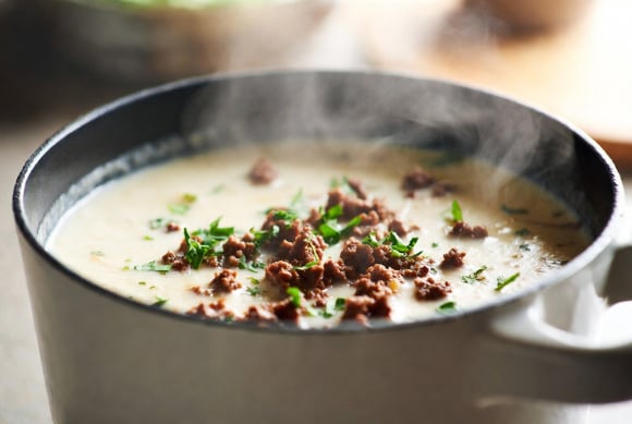 Esse caldo de batata com carne moída é barato, cremoso e salva qualquer jantar em noite fria
