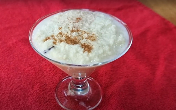 Nem leite condensado, nem creme de leite: poucas pessoas sabem como transformar o arroz doce de festa junina em uma sobremesa saudável