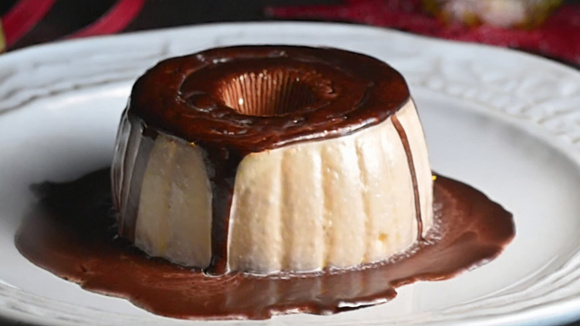 Pudim de sorvete de creme com calda de chocolate por cima em prato branco (Créditos: TudoGostoso)