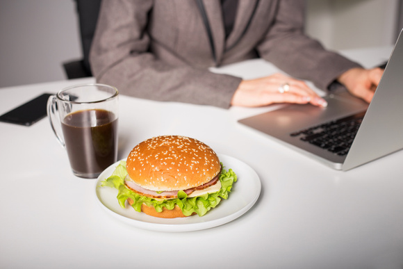 Estudo brasileiro mostra que alimentação saudável reduz risco de burnout (até mesmo em profissionais da saúde!)