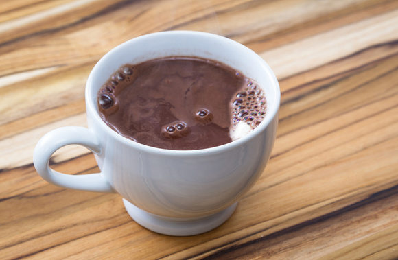 Nada de achocolatado: esse chocolate quente com chocolate de verdade fica cremoso e aveludado, eleva o nível!