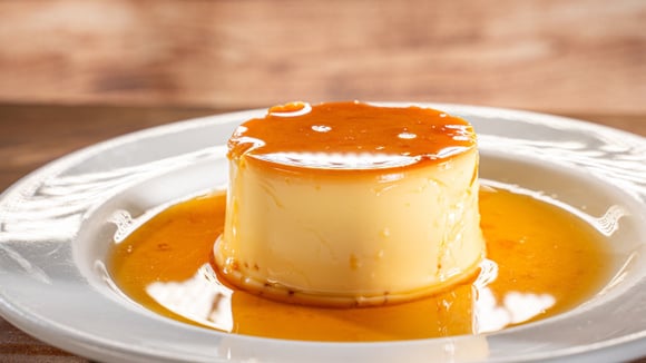 Os cozinheiros concordam: "Para deixar o pudim caseiro mais cremoso, não adicione mais leite, mas sim 100 ml de creme de leite fresco."