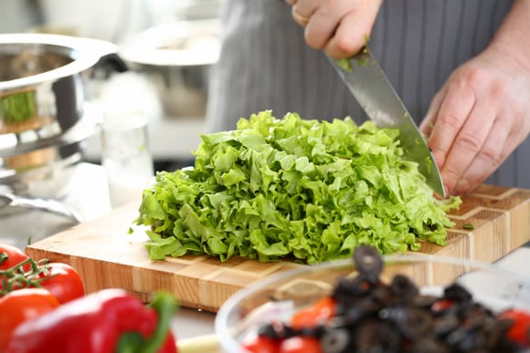 Alface murcha? Esse truque com ingrediente secreto promete deixar a verdura fresquinha novamente!