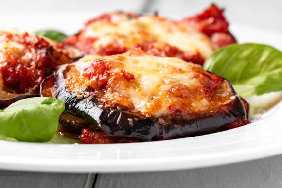 Eu faço toda semana esse jantar rápido e saboroso de berinjela à napolitana: receita gratinada vai fazer sucesso na sua família