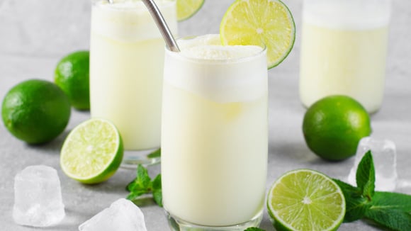 Esse é o verdadeiro truque para fazer uma limonada suíça cremosa, sem amargar e MUITO refrescante