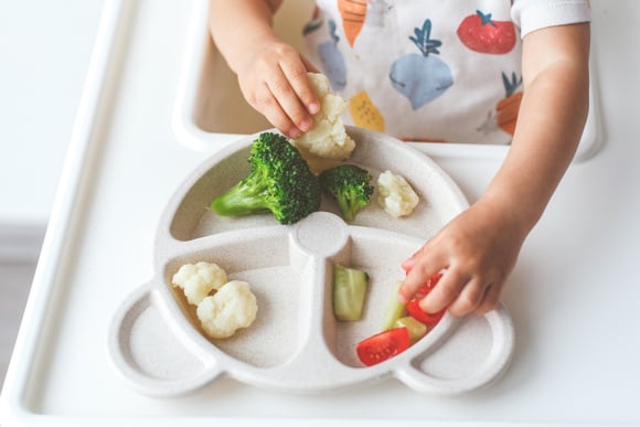 Esses são os alimentos que não podem faltar no prato do seu filho todos os dias, segundo nutricionista