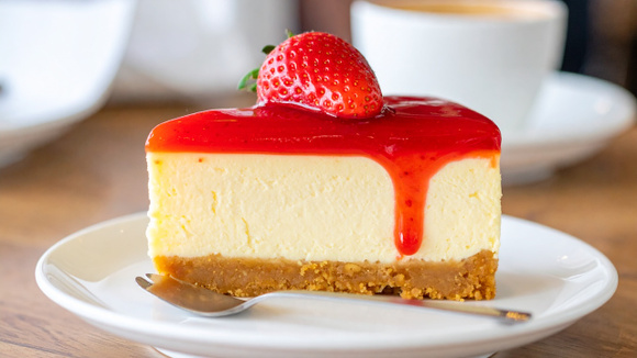 Ainda dá tempo de fazer sobremesa para o Dia das Mães: cheesecake de morango sem forno e sem gelatina!