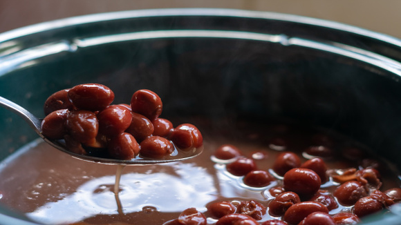 Todo mundo cozinha o feijão junto com esses alimentos, mas saiba que está errado!
