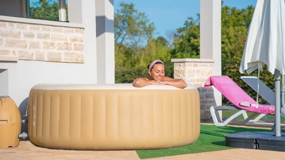 Além dos modelos tradicionais, a hidromassagem inflável também é uma opção para quem busca praticidade e ocupa menos espaço. (créditos: Shutterstock)