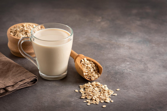 Bebida de aveia reduz o colesterol, ajuda no controle do peso e melhora o desempenho físico: experimente incluí-la no seu café da manhã