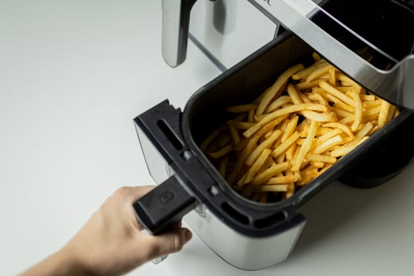Dá certo assar batata na air fryer sem cozinhar na água e sal antes? Fica crocante?