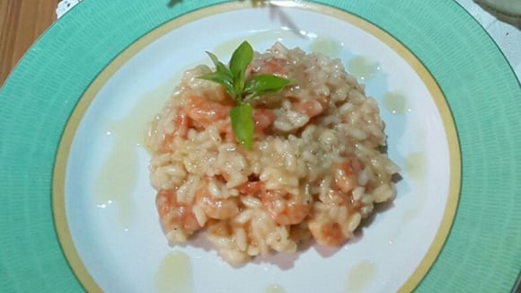 Risoto de limão siciliano com camarões cheio de sofisticação decorado com manjericão (Créditos: TudoGostoso/Avilton Avelar Neto)