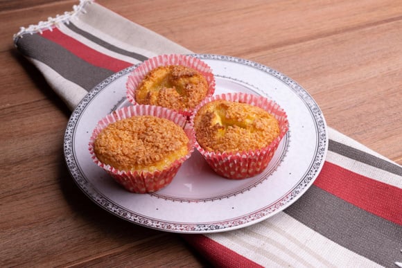 Queijadinha combina com qualquer ocasião, seja aniversário, festa junina, reunião de família ou simples café da tarde durante a semana (Créditos: Shutterstock)