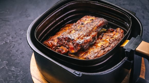 Black Friday antecipada: Air Fryer Oven Midea de 12 litros fica quase R$ 300 mais barata na Amazon