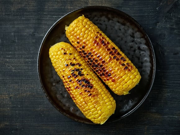 Testei 6 jeitos de cozinhar espigas de milho e o melhor método não é o que você imagina