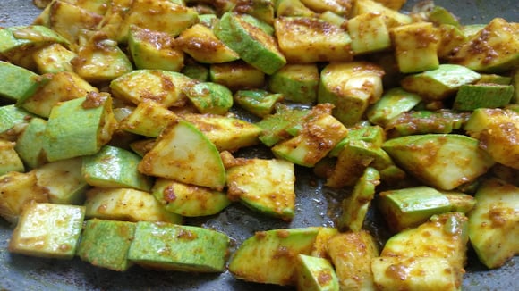 A abobrinha refogada é um acompanhamento prático e cheio de sabor para o dia a dia (Foto: Shutterstock)