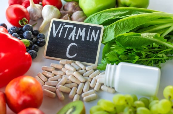A vitamina C ajuda o organismo a absorver o ferro dos alimentos, especialmente o de origem vegetal. (créditos: Shutterstock)