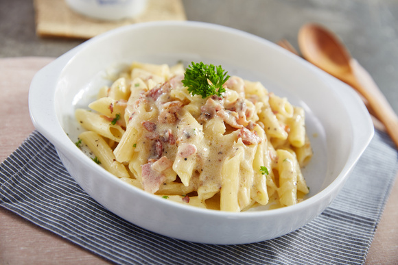 Macarronada ao molho branco com bacon e calabresa (Créditos: Shutterstock)