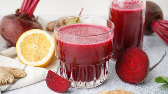 Suco de laranja, beterraba e gengibre supernutritivo e vibrante (Créditos: Shutterstock)