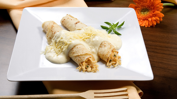 Sobrou frango? Transforme-o em um crepe de queijo irresistível que salva o seu jantar