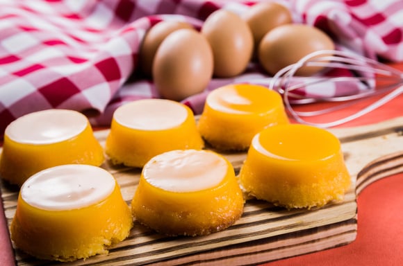 À base de ovos, quindim é iguaria muito apreciada e pode ser feita facilmente na airfryer. (Crédito: Shutterstock)
