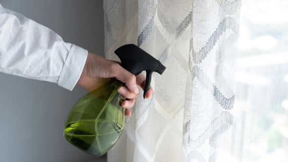 Alicia Martínez, especialista em limpeza: "Para manter a casa com um cheiro agradável, borrifo este aromatizador de ar caseiro nas cortinas."