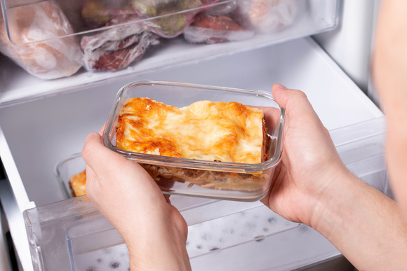 Pode recongelar os alimentos que já foram retirados do freezer? Descubra o que acontece