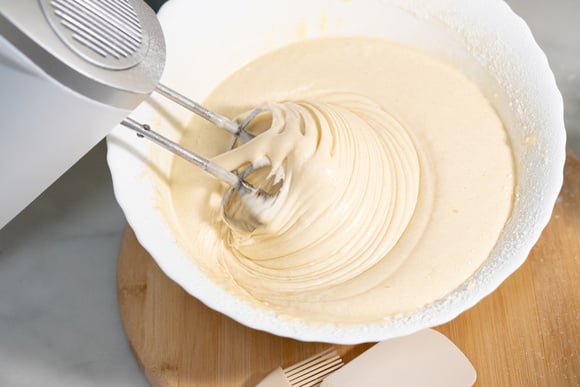 Sem leite, sem óleo, sem farinha e sem fermento: o bolo nuvem mais fácil do mundo só precisa de 3 ingredientes e fica perfeito com cafezinho!