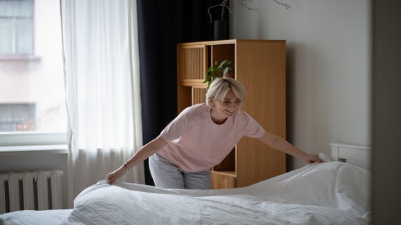 O hábito simples de arrumar a cama logo ao acordar: a psicologia explica o impacto imediato na produtividade do dia